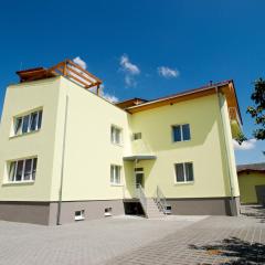 Villa Marcus - rodinný relax 200 m od Penzionu Kometa, u jezera s grilem a sdílenou kuchyní