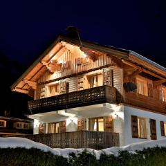 Chalet Cristalliers - 5 Bedroom luxury chalet in central Chamonix with log fire and hot tub