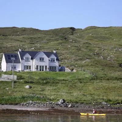 Lochedge Lodge，位于Bunavoneader的酒店