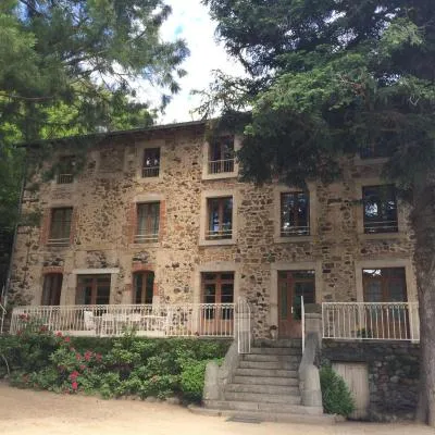 阿多尼斯住宿加早餐旅馆，位于Saint-Germain-Laprade的酒店