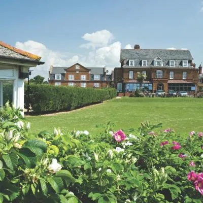Old Hunstanton Le Strange Arms Hotel，位于亨斯坦顿的酒店