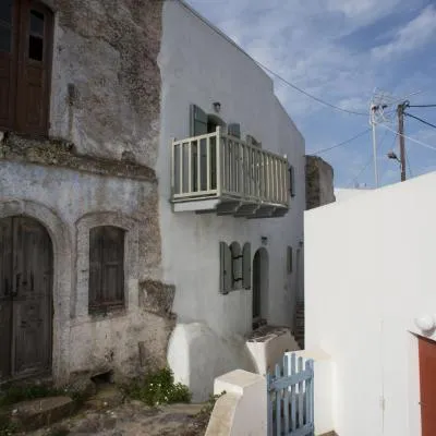 Pyrgos Stone House，位于Emporeiós的酒店