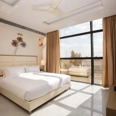 Hotel Sapphire Premium Hotel & Suite，位于Karad的酒店