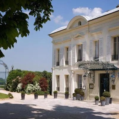 Pavillon Henri IV Hotel Restaurant Gastronomique Terrasse，位于圣日耳曼昂莱的酒店