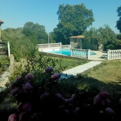 Le mazet en été - maison en garrigue nimoise，位于尼姆的酒店