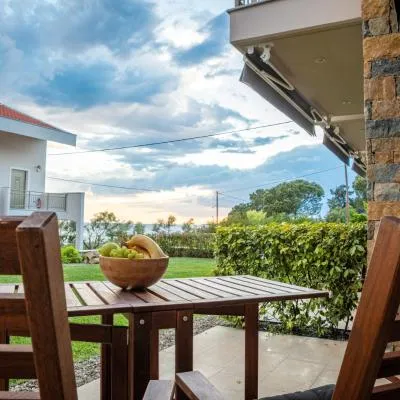 Royalty Suites Seaside，位于尼基季的酒店