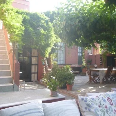 Small Guesthouse In The Garden，位于阿马林索斯的酒店