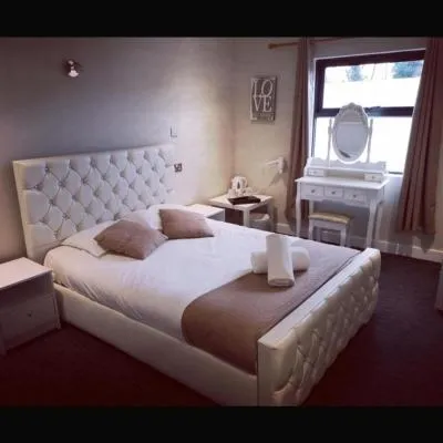 The R Inn Hotel，位于Desborough的酒店