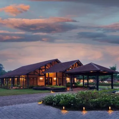 WelcomHeritage Tadoba Vanya Villas Resort & Spa，位于Kolāra的酒店