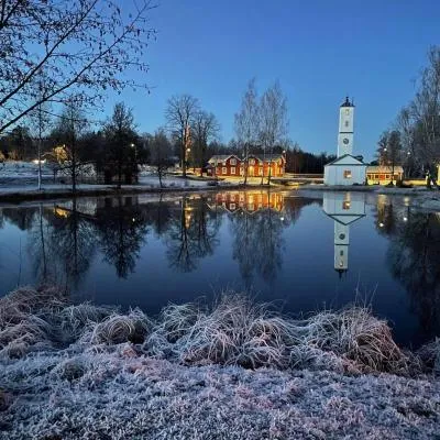 Romantic Cabin right on the lake with fire place，位于Stjärnsund的酒店