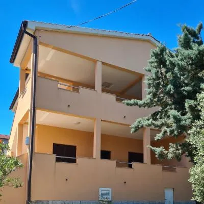 Apartmani Desnica，位于克鲁塞沃的酒店
