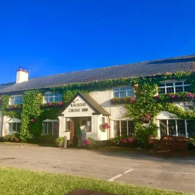 Raleghs Cross Inn，位于沃切特的酒店