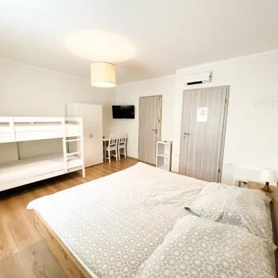 HOP HOUSE Garni Hotel，位于波斯托伊纳的酒店