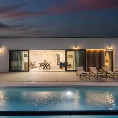 Villa Coralis With Heated Pool，位于沃希的酒店