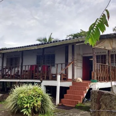 Los cocos Hostal，位于Bazán的酒店
