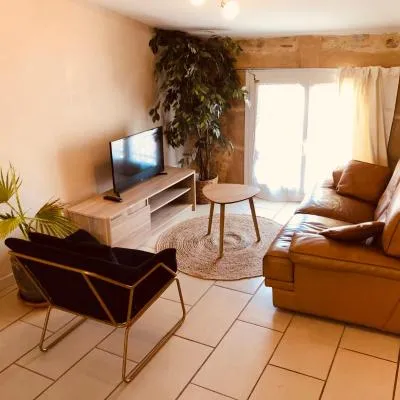 Appartement au dernier étage avec terrasse et belle vue sur nature environnante，位于Roujan的酒店