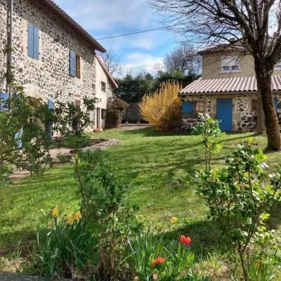 Studio 45m2, à la campagne, à 15 mns du Puy en Velay，位于Lantriac的酒店