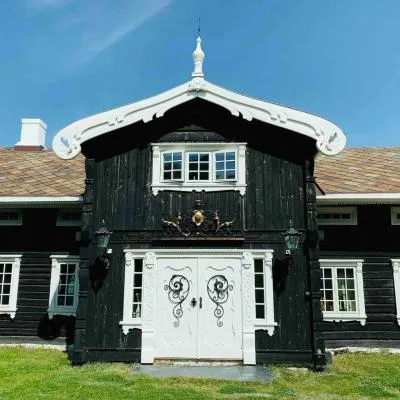 Traditional timber farm with Sauna & Wi-Fi，位于Baukål的酒店