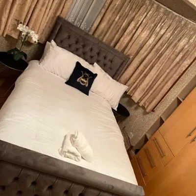 TJ Homes - One double bed room with garden view - Next to tube station，位于莱斯里普的酒店