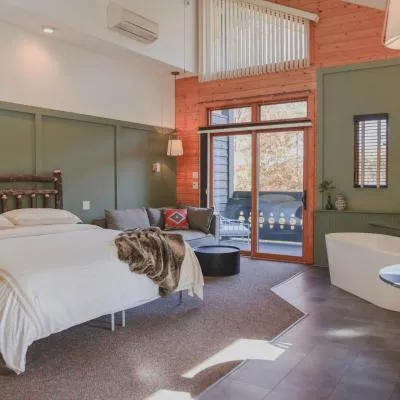 Outland Chalet & Suites Great Smoky Mountains，位于惠提尔的酒店