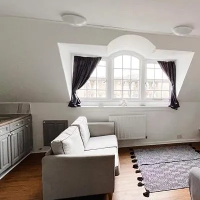 4 bed loft apartment overlooking historic town，位于特罗布里奇的酒店