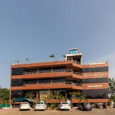 Hotel Padmawati Grand，位于楠代德的酒店