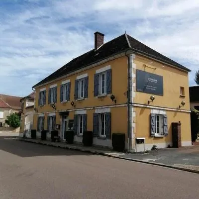 LOGIS Hôtel & Restaurant Le Soleil D'or，位于蒙蒂尼雷斯的酒店