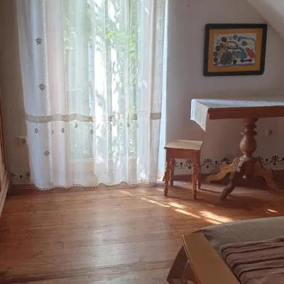 Mājīga istaba ar balkonu un vannasistaba, bezmaksas velo noma，位于Iecava的酒店