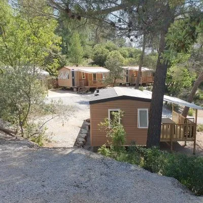 Camping le Cézanne Montagne Sainte-Victoire，位于Puyloubier的酒店