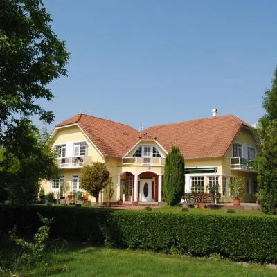 Villa Hedi Panzió，位于杜瑙基利蒂的酒店