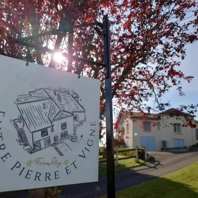 Entre Pierre et Vigne - Charming former Winery Farmhouse with Hot Tub & Swimming Pool，位于莫内斯捷的酒店
