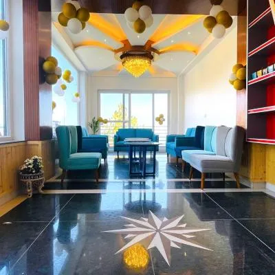 Hotel Wood Stock Luxury - A Boutique Property - Penthouse - Open Air Restaurant & Terrace，位于卡绍利的酒店