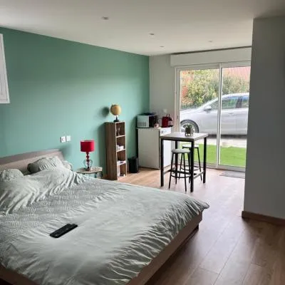 chambre où suite privative accès indépendant，位于Pérignat-sur-Allier的酒店