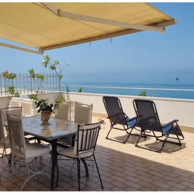 Attico una finestra sulle Isole Eolie，位于布罗洛的酒店