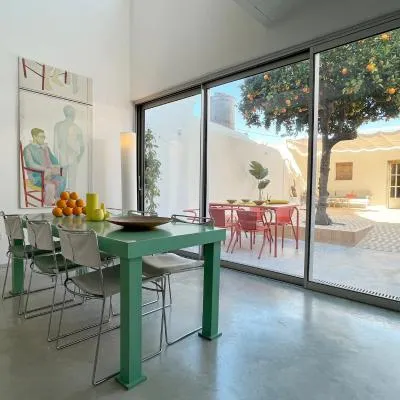 Design & art, patio with orange tree, near Seville，位于Carrión de los Céspedes的酒店