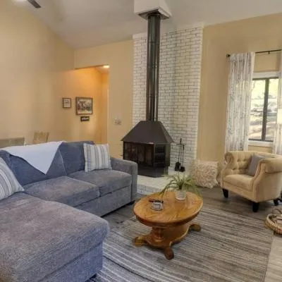 Bryce Chalet Retreat A Mountain Getaway，位于Basye的酒店