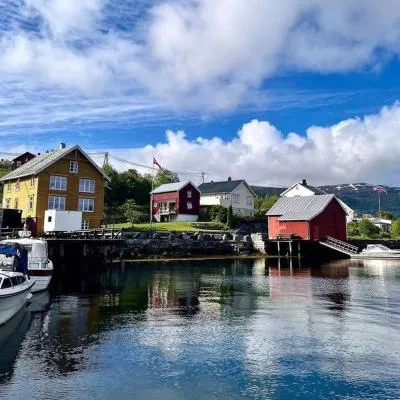 Hus ved Valsøyfjorden，位于Otnes的酒店