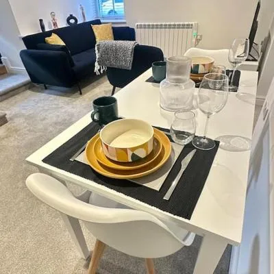 Spacious and Stylish Flat in Trowbridge, Wiltshire，位于特罗布里奇的酒店