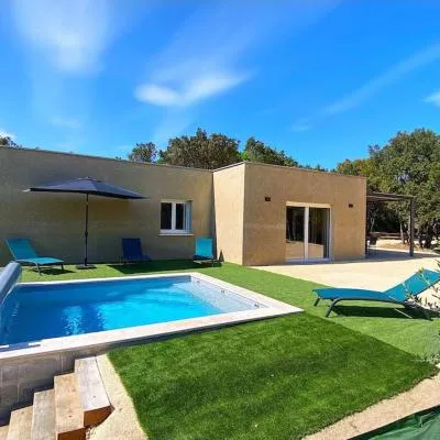 Villa 120m2 accès PMR piscine chauffée et jacuzzi，位于Orgnac-lʼAven的酒店