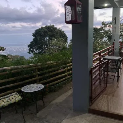 Anza Cabin at Threesome Cafe，位于宿务的酒店