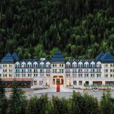 Grand Hotel Belushi，位于Boge的酒店