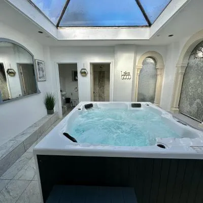 Historic Charm: *Perfect For Group Getaways*，位于特罗布里奇的酒店