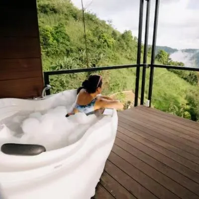 Grey Rock Mountain Cabin w/ Jacuzzi，位于Balamban的酒店
