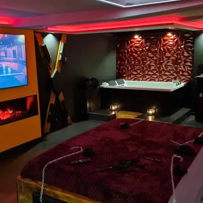 LOVEROOM "Des Chaines Les Passions"，位于巴尔日蒙的酒店