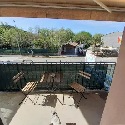 Bel appartement à 400 mètres de la rivière de l'Ardèche et de Vallon-Pont-d'Arc，位于萨拉瓦的酒店