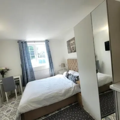Annexe Studio own entrance and parking，位于莱斯里普的酒店