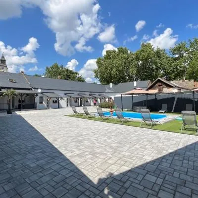 Adél Apartman，位于Kisújszállás的酒店