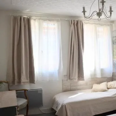 Petite chambre dans maison d'artiste centre ville，位于贝尔奈的酒店
