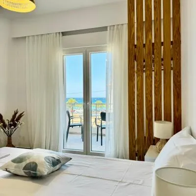 Irini Seaside Luxury Apartments，位于穆尔特里的酒店