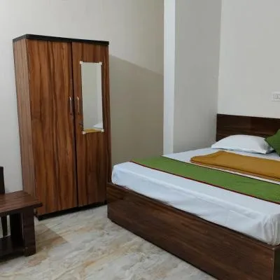 Megha Lodging，位于Chik Bānavar的酒店